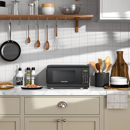 FRIGIDAIRE 0.7 Cu. Ft. Black Microwave - Quick Heat & Defrost
